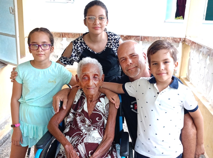 No laga ningun adulto mayor den cas di cuido sin ricibi bo afecto di yiu gratitud familiar